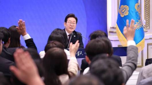 이재명 대통령 취임30일 기자회견…각본 없이 121분 회견