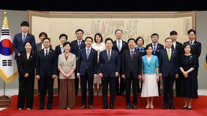 이재명 대통령, 기재·과기·외교·법무·행안·복지·환경·고용 장관 등 임명장