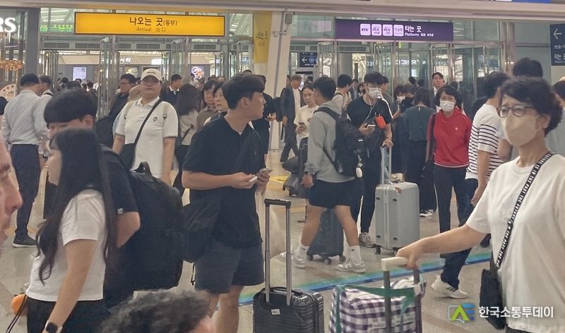(사진촬영=한국소통투데이 통신사) 귀성인파들이 손에는 선물과 함께 짐을 한가득 가지고 이동하는 모습을 보인다.