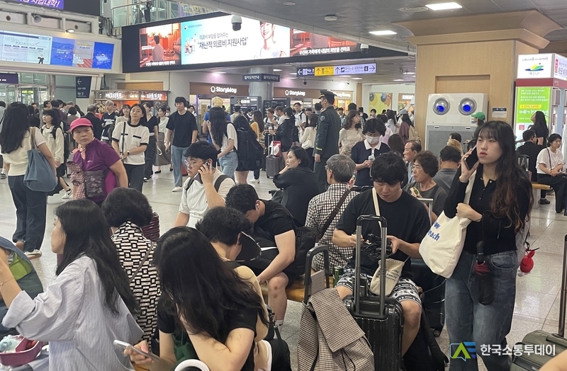 (사진촬영=한국소통투데이 통신사) 수많은 귀성객이 고향으로 내려가는 열차를 기다리고 있는 모습이다.