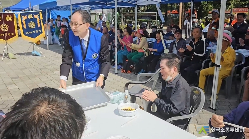 (사진촬영=한국소통투데이 통신사) 최순모 총회장이 직접 노숙인들에게 짜장면을 전달하고 있는 모습.