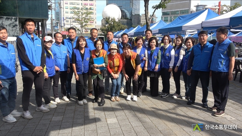 (사진촬영=한국소통투데이 통신사) 호남향우회 이명순 여성위원장과 국제희망나눔네트워크 이미자 이사장 등 내빈들의 모습.