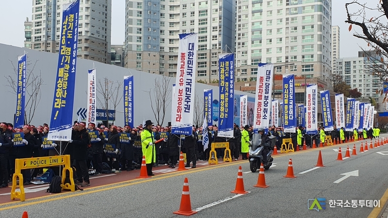 사진촬영=한국소통투데이 통신사 이종현 기자 // 질서정연하게 집회를 열고 있는 모습.