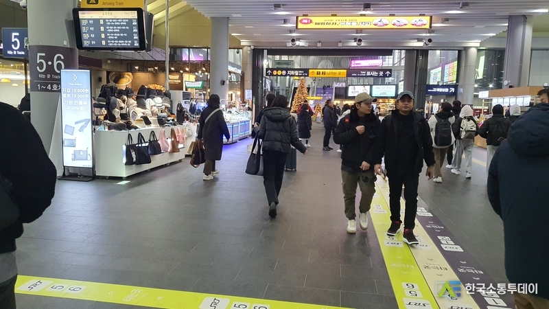 (사진촬영=한국소통투데이 통신사) 분주하게 수서역 내부를 걷는 사람들.