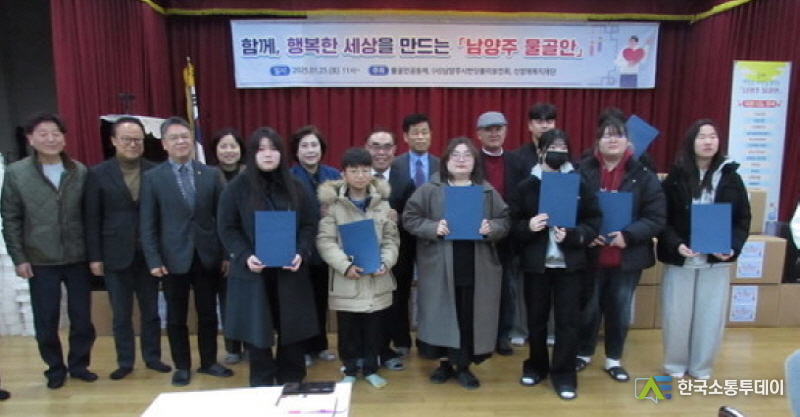 사진촬영=이종현 기자// 물골안 장학회 이희원 회장, 장학증서 수여후 기념쵤영