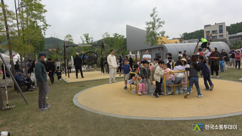 이천도자기축제를 방문한 아이들이 놀이 공간에서 즐거운 시간을 보내고 있다.