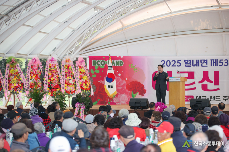 (사진=남양주시 제공) 에코-랜드 야외무대에서 어르신들과 마주한 주광덕 남양주시장의 모습.