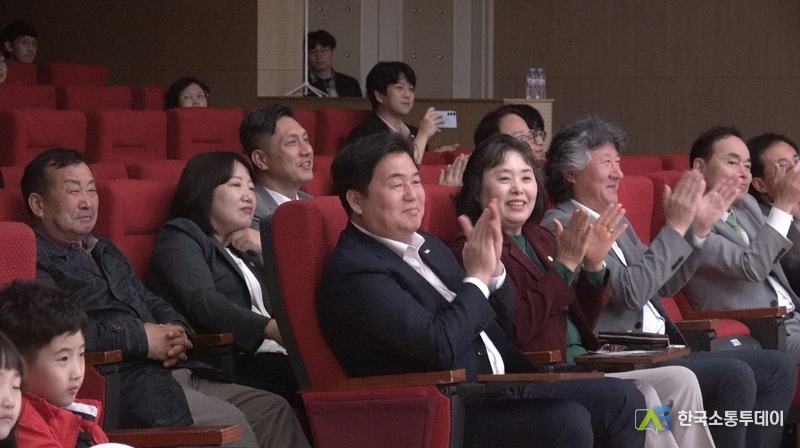 (사진촬영=한국소통투데이) 물왕예술제 공연 관람을 하고 있는 임병택 시장.