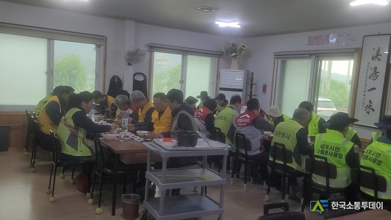 사진촬영=한국소통투데이 통신사 // 자원봉사자들이 다같이 모여 식사를 하고 있다.