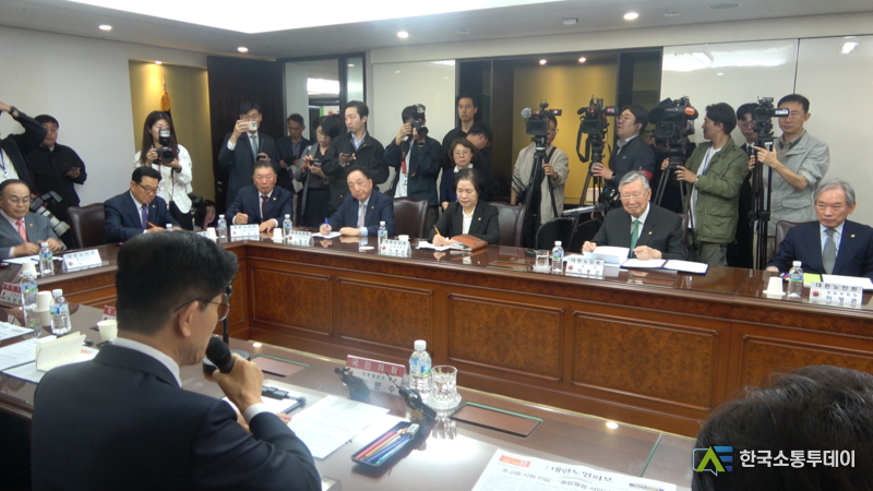 19일 진행된 김문수 국민의힘 대선 후보와 대한노인회의 간담회에서 김 후보가 노인 관련 공약을 설명하고 있다.