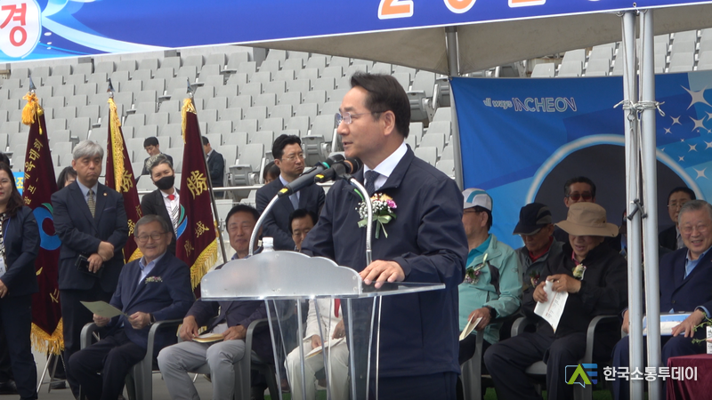 (사진=한국소통투데이) 23일, ‘2025년 인천시장기 노인건강체육대회 개회식에 참석한 유정복 인천시장의 모습