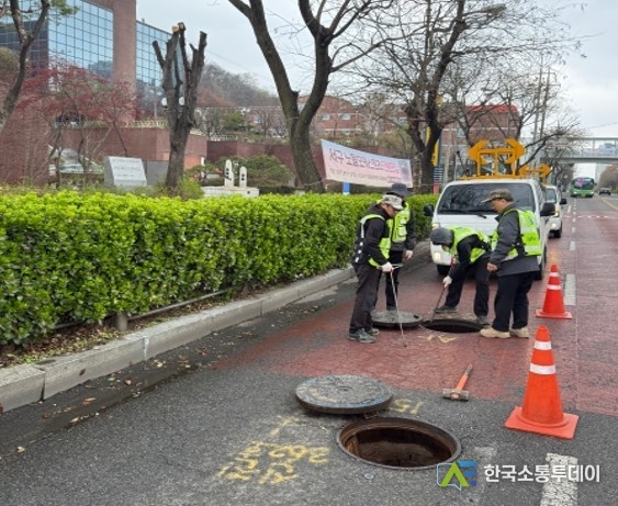 (사진촬영=인천시청 제공) 송수관로를 점검 중이다.