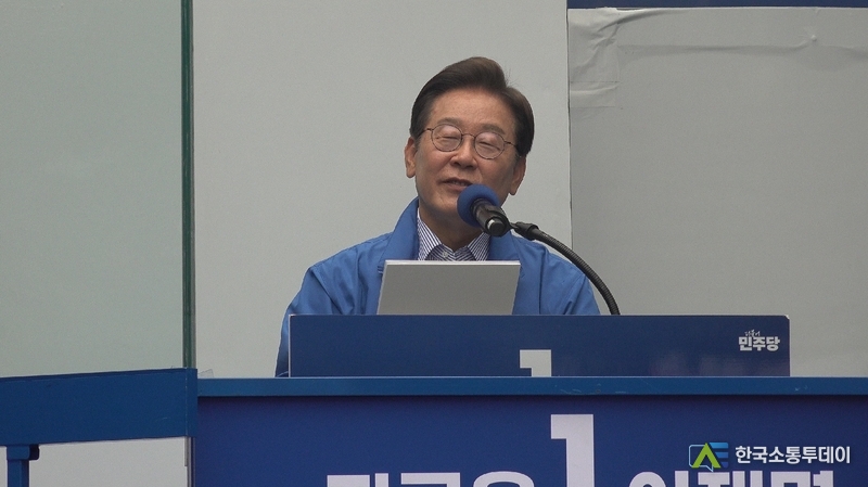 사진촬영=한국소통투데이 통신사 // 이재명 더불어민주당 대선후보가 야탑역 광장에서 유세를 펼치고 있는 모습.