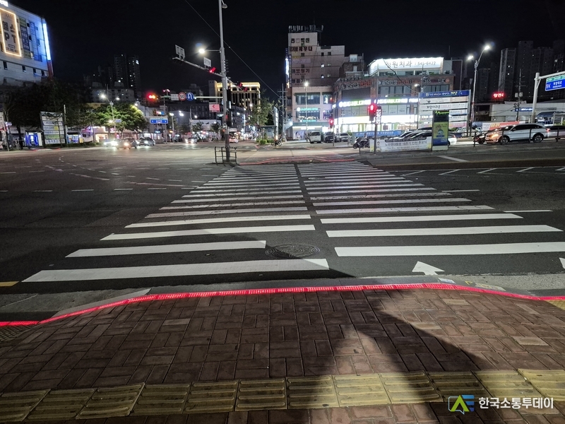 (사진촬영=인천시청 제공) 설치된 스마트 횡단보도의 모습.