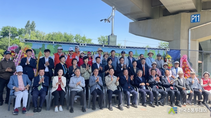 (사진=한국소통투데이) 4일 오전, ‘제2회 강남 시니어 파크골프대회’ 개회식에서 기념촬영이 진행되고 있다. 