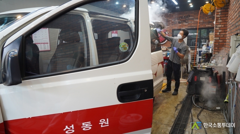 (사진촬영=인천시청 제공) 전문에서 성동원 차량 내외부를 소독 중이다.