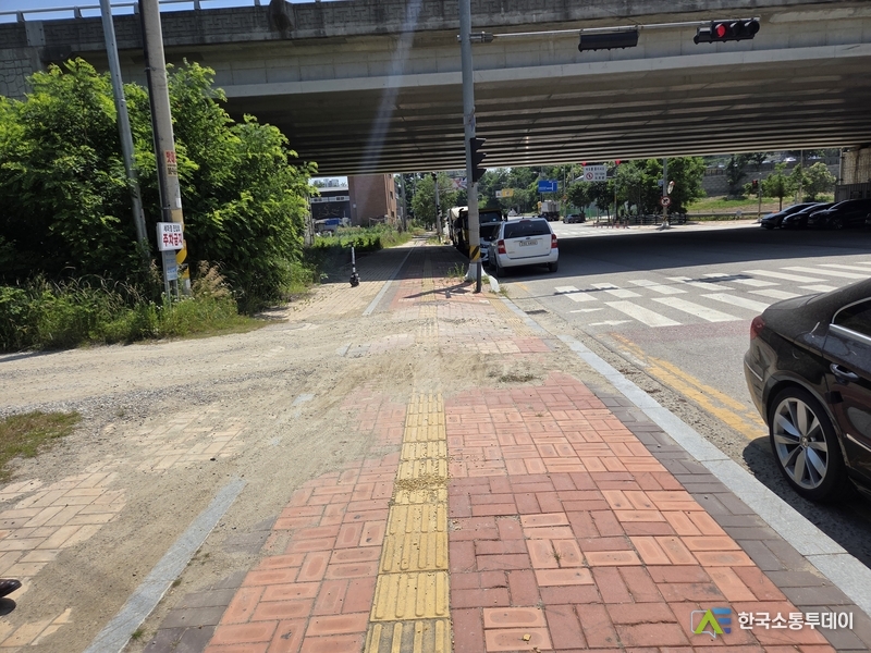 사진촬영=신경수기자// 오산시 쎄미원 국궁장 진입로 보도블록이 차량 출입으로 파손돼 있다.