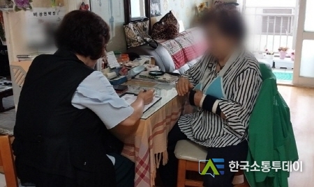 (사진촬영=인천시청 제공) 어르신 댁을 방문한 자원봉사자가 건강 상태를 확인했다.