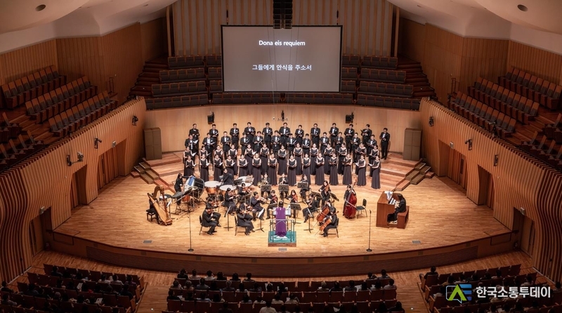 (사진촬영=인천시청 제공) 191회 정기연주회 희망의노래를 성공적으로 마친 인천시립합창단.