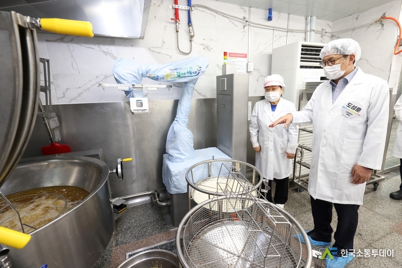 (사진촬영=인천교육청 제공) 도성훈 교육감이 조리 로봇이 도입된 학교를 찾아 현장을 살펴봤다<strong>.</strong>