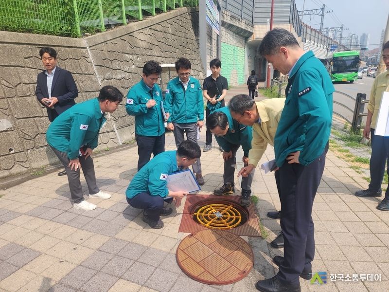 (사진촬영=인천시청 제공) 하수도시설 관리 현황을 점검하는 유정복 시장.