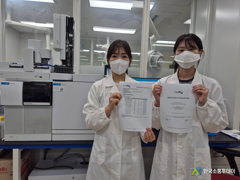 사진제공=화성시청//화성시농업기술센터 관계자가 FAPAS 인증서를 들고 기념 촬영을 하고 있다