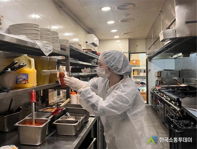 (사진촬영=인천시청 제공) 점검원이 음식점 주방을 점검중이다.