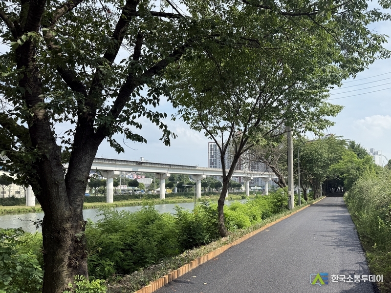 사진제공=용인시청// 용인특례시는 유림동 일대 경안천 제방 둑마루 구간을 정비했다