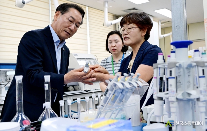 (사진촬영=인천시청 제공) 인천보건환경연구원을 방문한 유정복 인천시장.