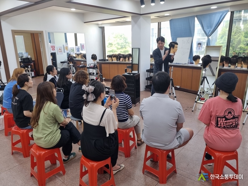 (사진촬영=인천교육청) 자녀를 위해 학부모들이 미용 교육을 받고 있다.