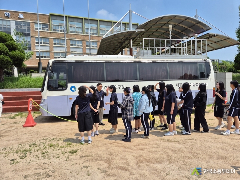 (사진촬영=인천시청 제공) 학생들과 보건환경연구원이 직접 측정, 확인을 하는 체험교육이 진행됐다.