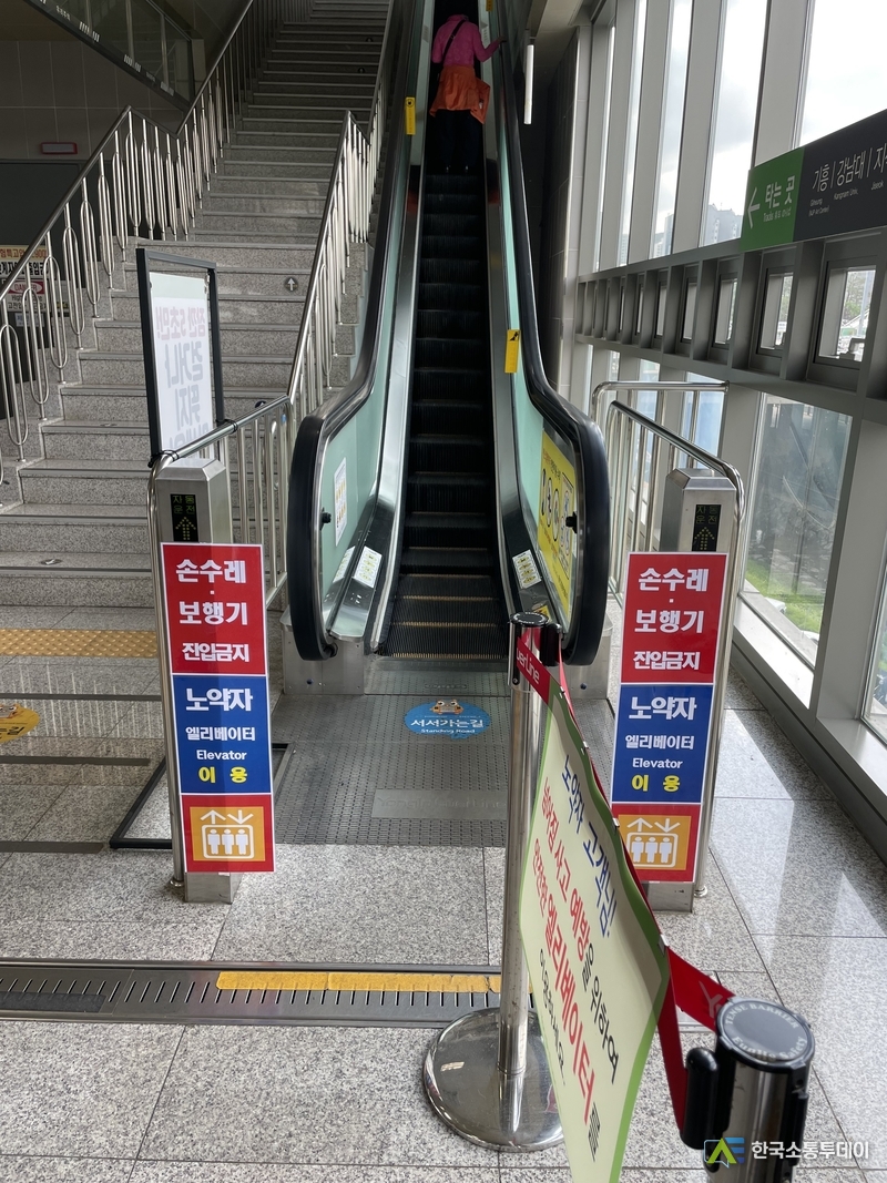 사진제공=용인특례시청// 용인특례시는 7월 중 용인경전철 안전시설 보강 사업을 추진한다. 해당 사진은 용인경전철 내부 승강설비 이용 안내 표지 