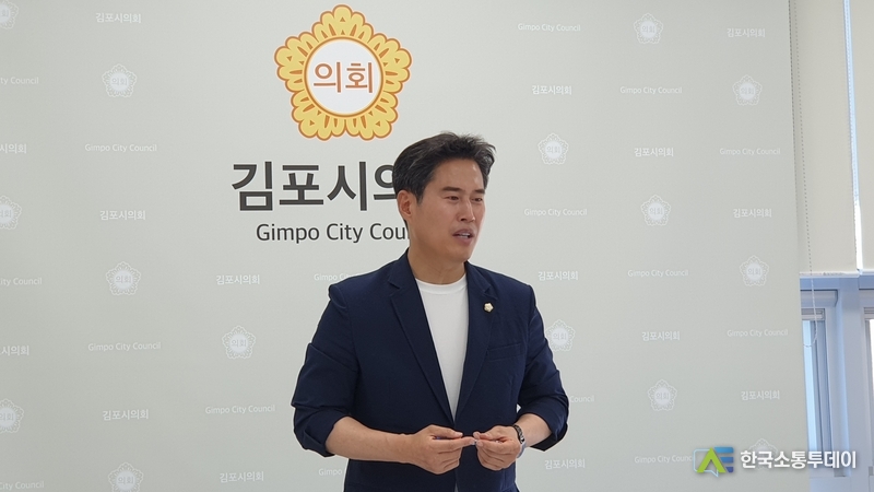 사진촬영 한국소통투데이 통신사=김동현 기자// 오강현 시의원이 지난 제259회 정례회 시정질의 내용을 기자들에게 브리핑을 하고있다.