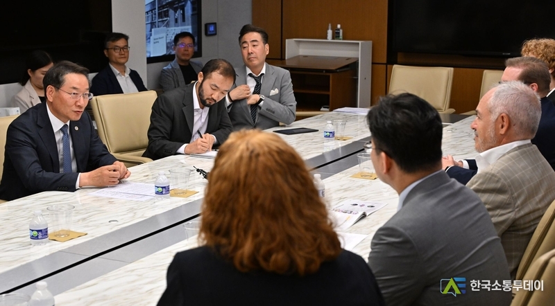 (사진촬영=인천시청 제공) 글로벌 산학협력을 위해 유정복 시장과 앙헬 카브레라 총장이 방안을 논의했다.