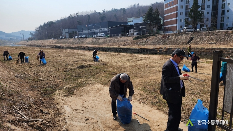 사진제공=용인특례시청// 용인특례시가 처인구 원삼면과 백암면의 핵심 수계인 청미천 수질개선 종합계획을 수립했다. 사진은 청미천의 환경정화 활동 모습.