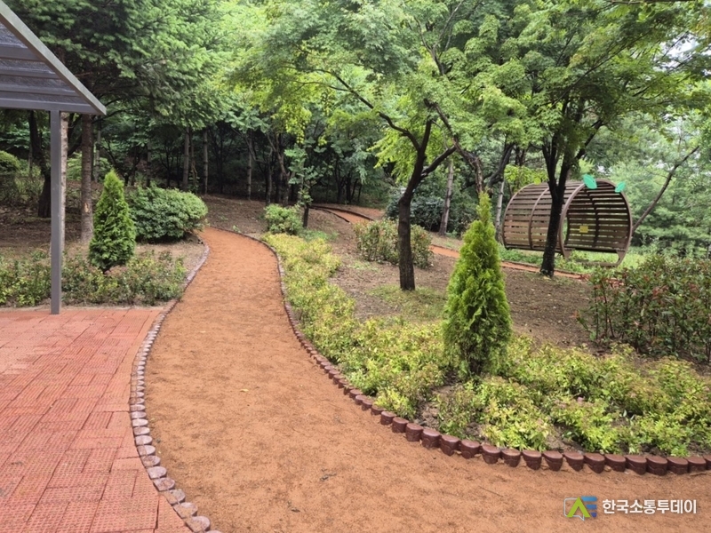 사진제공=용인특례시청// 용인특례시 수지구 한빛중학교 앞 경관녹지에 조성된 내 집 앞 맨발길