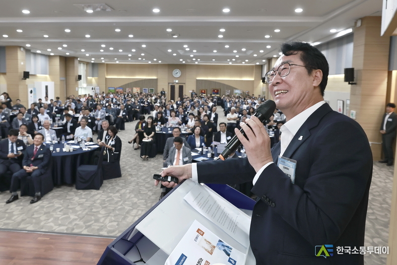 사진제공=화성특례시청// 정명근 화성특례시장이 발표를 하고있다 