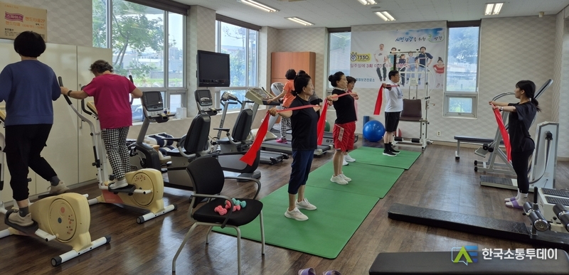 사진제공=화성특례시청// 화성특례시가 10일 정림보건진료소에서 지역 주민 대상 맞춤 건강 체조교실을 운영하고 있다.