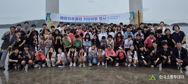 (사진제공=인천시청) 인천 지역 학생들이 직접 기른 조피볼락 치어를 중구 삼목항 인근 해역에 방류했다.