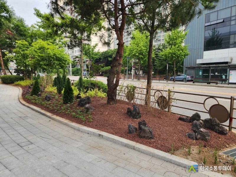 사진제공=용인특례시청// 용인특례시는 수지구 동천동 908번지 일원 완충녹지 산책로 정비를 완료했다