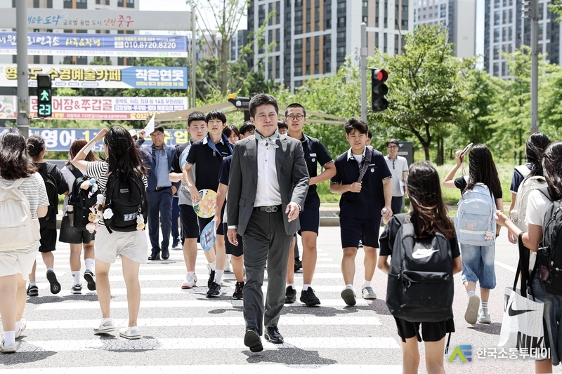 (사진제공=인천 중구청) 현안 점검을 위해 청소년들과 김정헌 중구청장이 현장 방문을 했다.