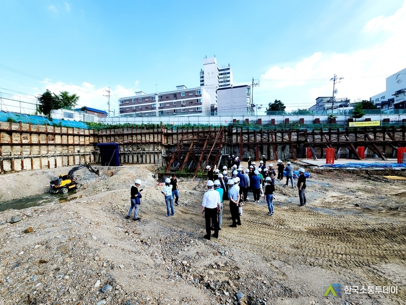 사진제공=용인특례시청// 지난 6월 23일 옛 기흥중 부지에 건립 중인 다목적체육시설 건설 현장에서 이상일 시장과 주민들이 공사 진행 상황을 살펴보고 있다