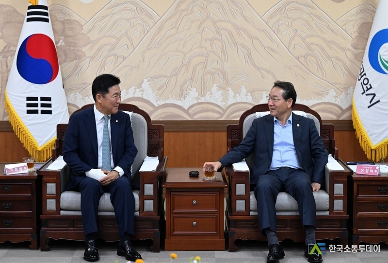 (사진제공=인천시청) 유정복 인천시장과 박종범 세계한인경제무역협회 회장이 '제29차 세계한인경제인대회'의 개최를 위한 자리를 가졌다.