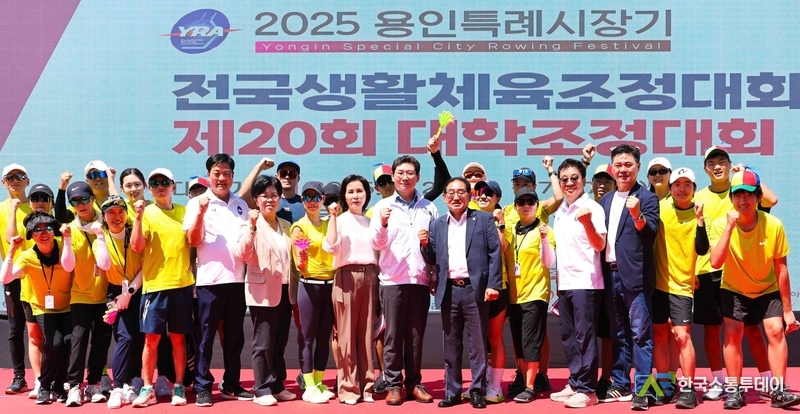 사진제공=용인특례시청// 26일 용인조정경기장에서 이상일 시장이 대회참가자들과 기념사진을 촬영하고 있다