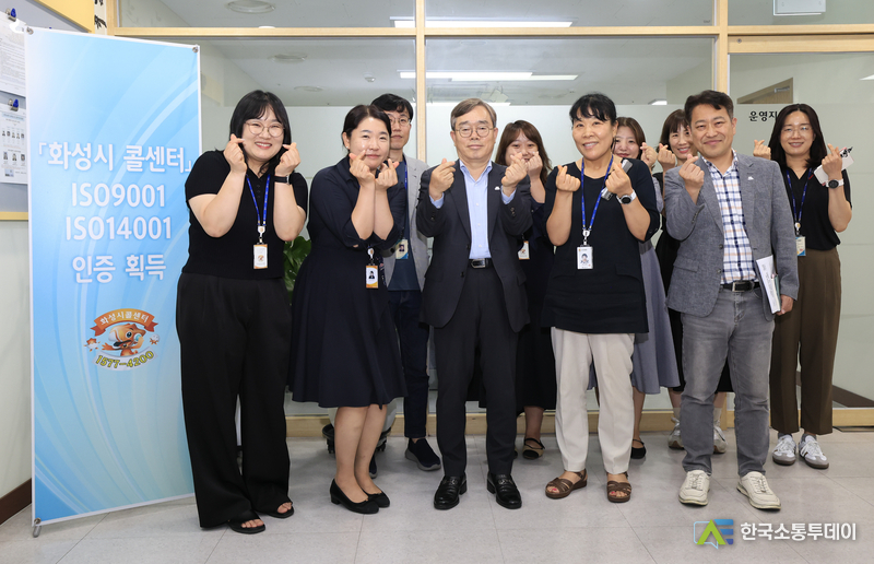 사진제공=화성특례시청// 조승문 화성특례시 제2부시장(사진 첫째줄 가운데)이 28일 화성시 콜센터를 방문해 직원들을 격려하고 함께 기념촬영하고 있다