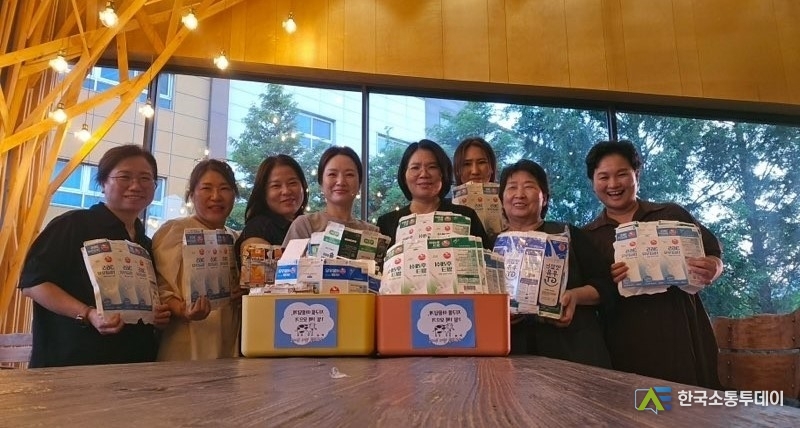 사진제공=화성특례시청// 1일 1팩 모으기 캠페인_에 참여한 화성특례시 동탄7·8동 가정어린이집 원장들이 함께 기념촬영을 하고 있다