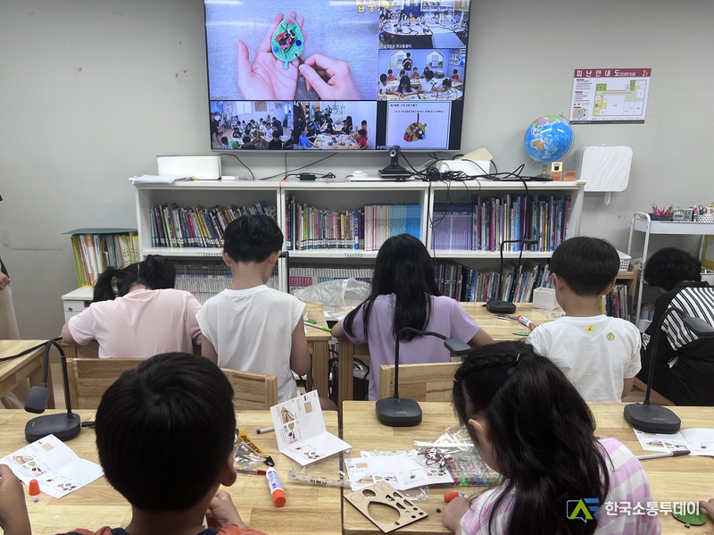 사진제공=성남시청// 스마트도시과-7월 28일, 여수동에 있는 다함께돌봄센터 14호점에서 아동들이 ‘생물 속 숨은 과학 찾기’ 수업에 참여하고 있다. 