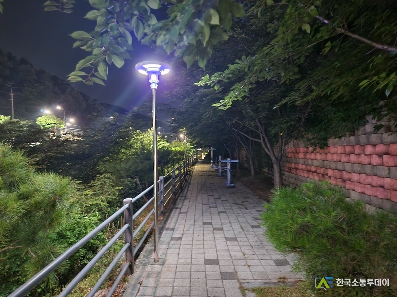 사진제공=용인특례시청// 용인특례시 수지구 주요 하천변에 야간 환경 개선을 위한 태양광 포충기를 설치했다