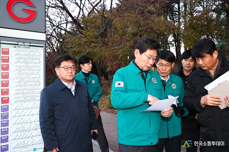 사진제공=용인특례시청// 이상일 용인특례시장이 지난해 12월 5일 아침 기흥역 버스정류장에서 광역버스 운행 상황을 점검하는 모습