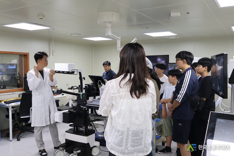 사진제공=용인특례시청// 용인특례시와 고영테크놀러지가 함께하는 중학생 대상 기업 탐방 진로교육 진행 현장 모습